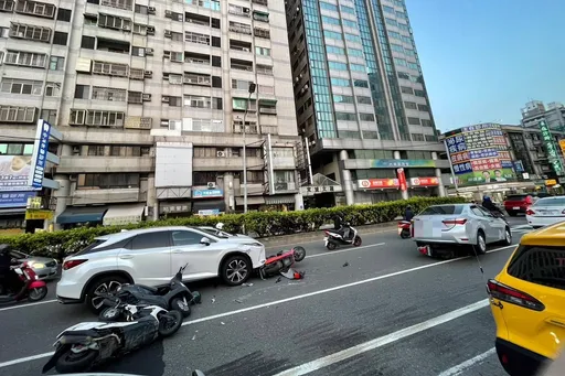 超級三寶!追尾轎車又倒退擊落5車 竟再向前暴衝拖行釀4傷