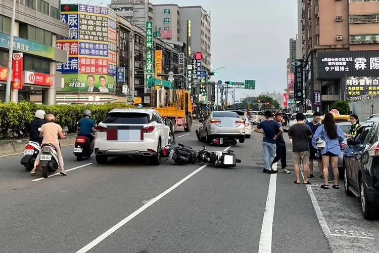 無辜車主紛紛下車站在路邊。讀者提供