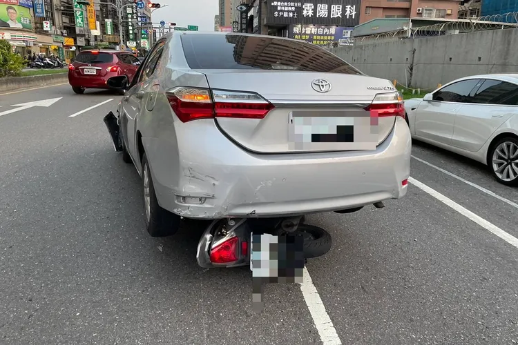 銀車倒退暴衝，再猛然向前拖行機車。讀者提供