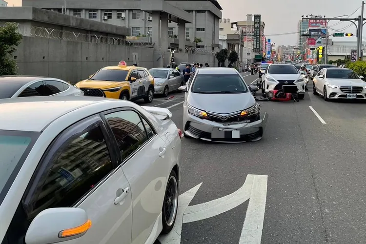 肇事銀車(圖中)。讀者提供