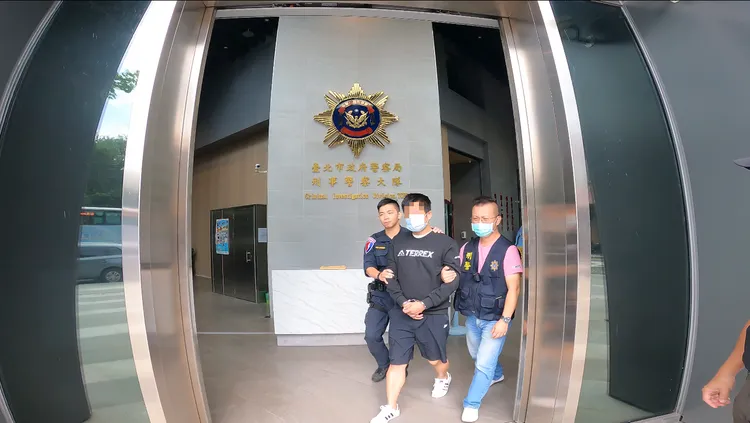 警方將他送辦。警方提供