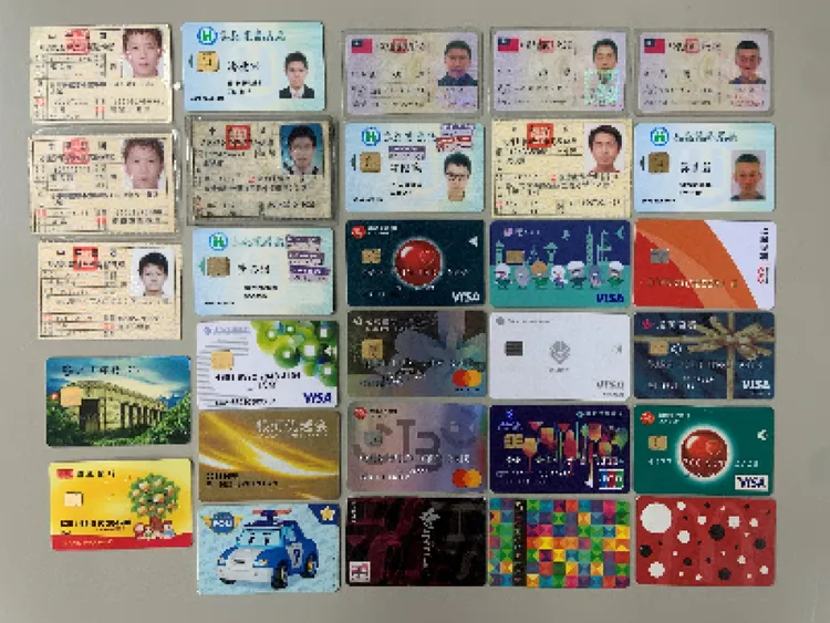 黃男所竊得證件與信用卡。警方提供