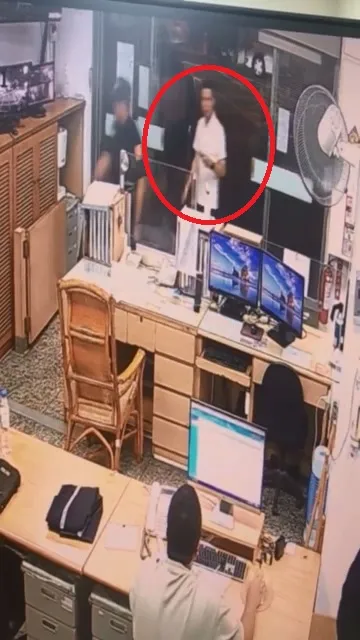 林姓巡官（紅圈）自撞分隔島未酒測，由副所長（左）帶至派出所等候拖吊。警方提供