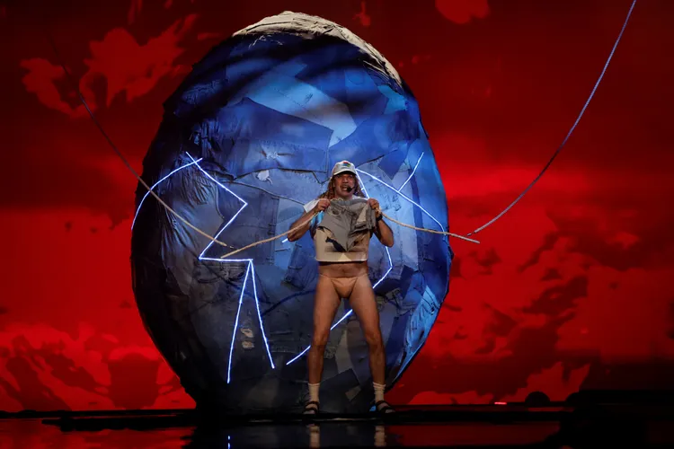 代表芬蘭參賽的 Windows95man，唱到一半脫掉褲子只剩丁字褲，被觀眾抗議很傷眼睛。路透