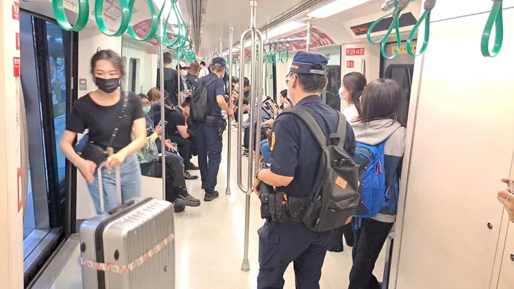 捷運警察隊加強高雄捷運、輕軌系統安全防護。翻攝畫面
