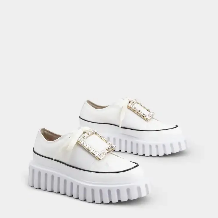 Roger Vivier Viv' Go-Thick鑽扣休閒鞋，5萬6000元。品牌提供