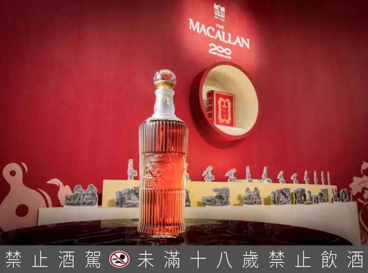 英國版畫大師 Andrew Davidson 在水晶瓶上以木雕版畫技術繪製創辦人故事，完美呈現創辦人輝煌歷程。業者提供