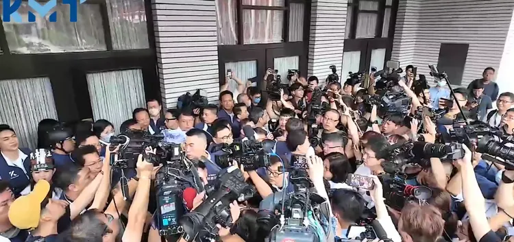 立法院外一早就擠成一團。翻攝傅崐萁臉書