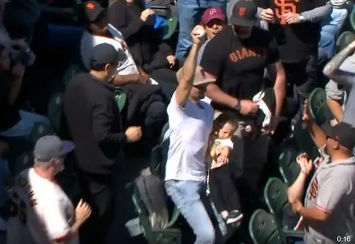 最強奶爸!左手抱娃右手演出神接殺 還登上大聯盟官網