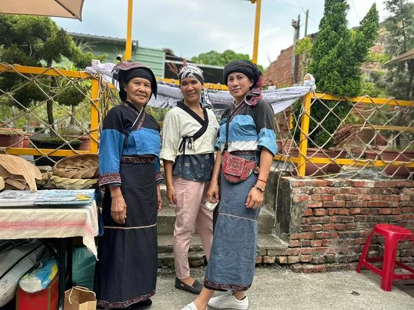 致力平埔大武壠族文化復興的荖濃文化工作室、西拉雅文化復興的集穡室工坊等文化推廣攤位。荖濃文化工作室提供