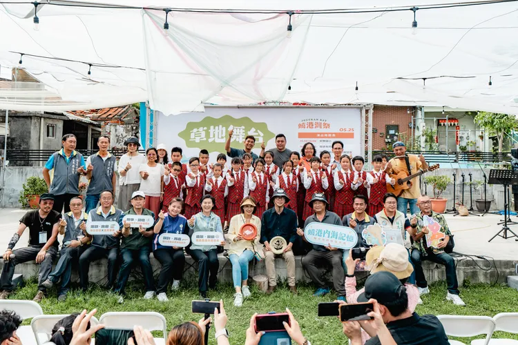 高雄市長陳其邁觀賞蚵寮國小學童合唱「媠媠的蚵仔寮」。文化局提供