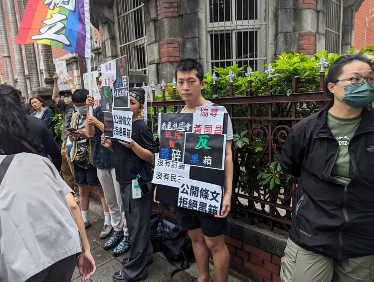 民眾痛斥藍白。蘇柏銓攝