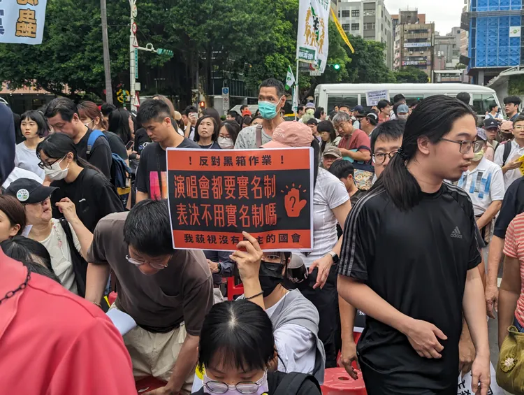 民眾舉牌抗議藍白。蘇柏銓攝