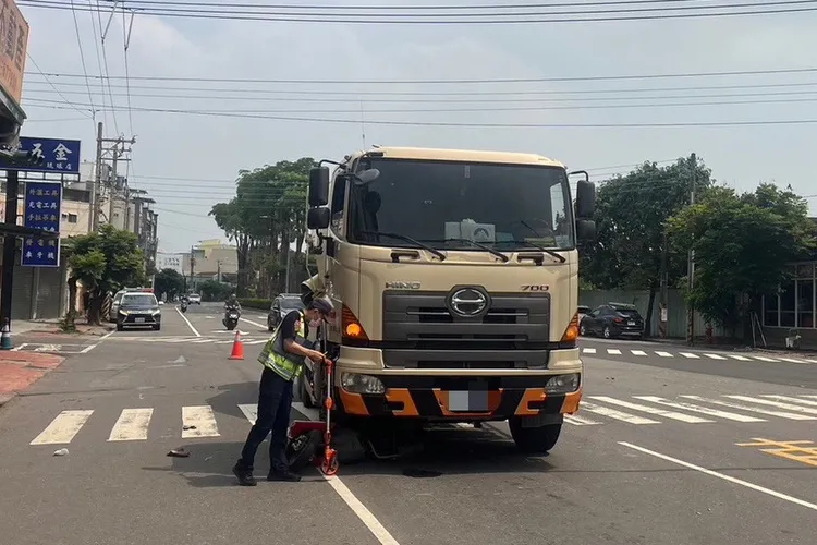 員警到場測繪、照相蒐證。讀者提供