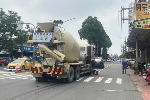 驚悚瞬間！水泥車轉彎撞輾機車還拖行　女騎士卡輪下險喪命