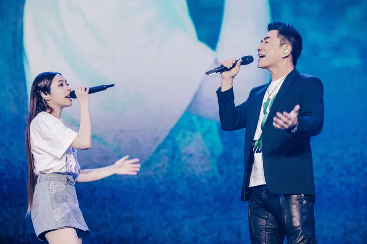 任賢齊（右）和犬青。相信音樂提供