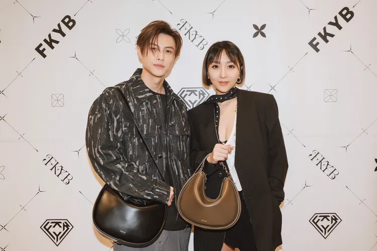 邱勝翊（左）與FKYB品牌主理人嵐嵐（右）合照。品牌提供