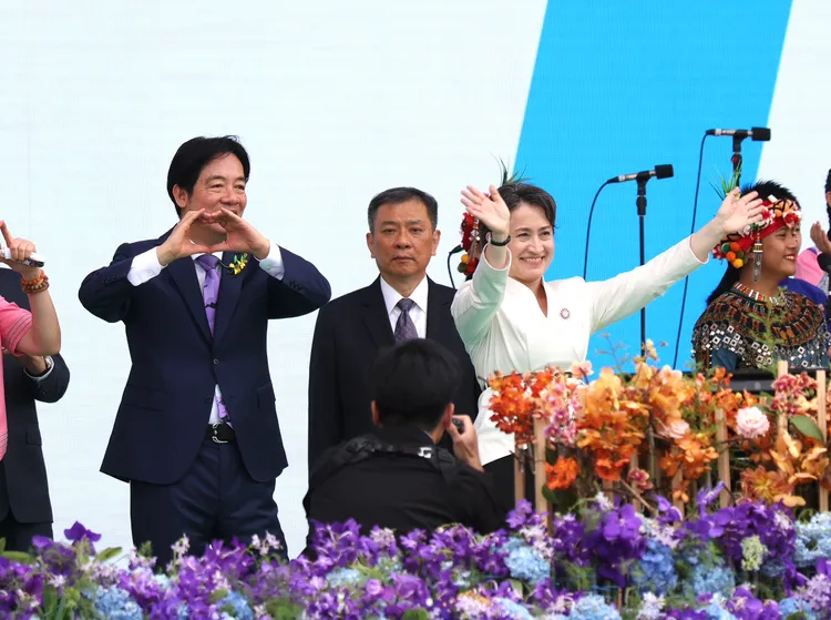 賴清德邊唱邊擺手，蕭美琴更是笑開懷。彭欣偉攝