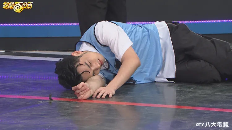 黃偉晉無法接受自己太雷，作勢暈倒。八大提供