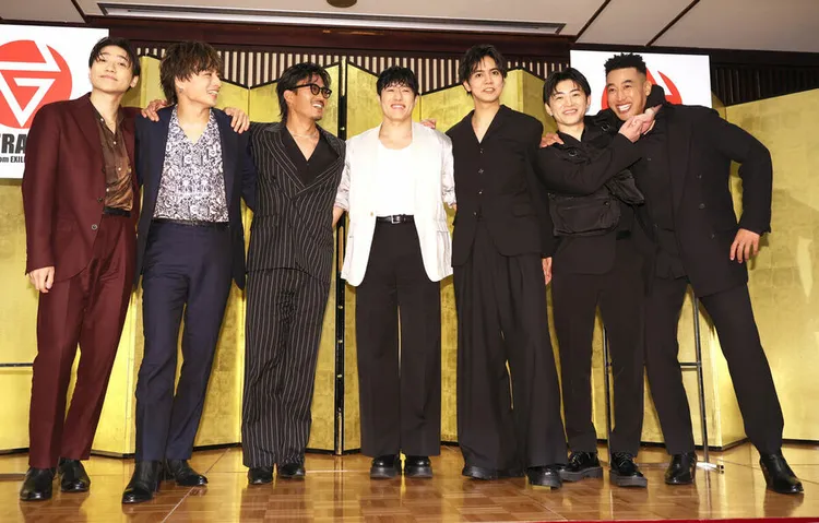 「放浪新世代」7人一起出席記者會，左起小森隼、白濱亞嵐、數原龍友、中務裕太、片寄涼太、佐野玲於、關口Mandy。翻攝《報知新聞》