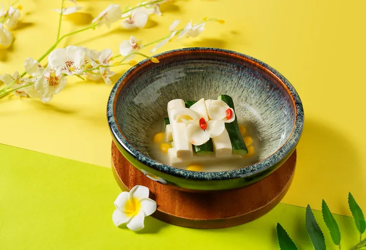 百合高湯粥水浸美人腿，以滋陰潤肺功效的百合、脆甜富含纖維素的茭白筍、清爽脆口的小黃瓜排列而成一道白綠交錯的菜餚，搭配濃郁雞高湯粥水，清爽無負擔。業者提供