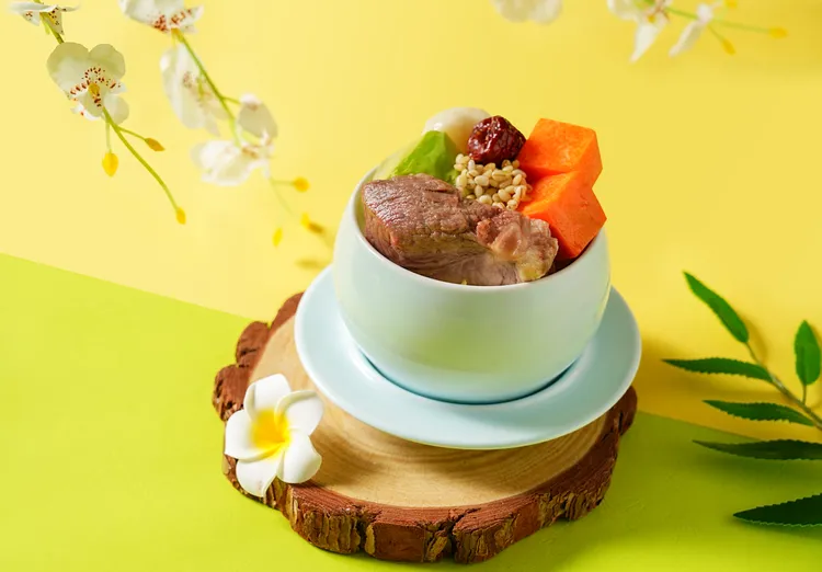 合手瓜薏米馬蹄煲豬展是專屬夏季的湯品，採用含豐富膠原蛋白的合手瓜，味道清甜，具有利水消腫與降血壓的功效，連同去濕的薏仁，脆口的馬蹄一起煲湯可降火氣。業者提供