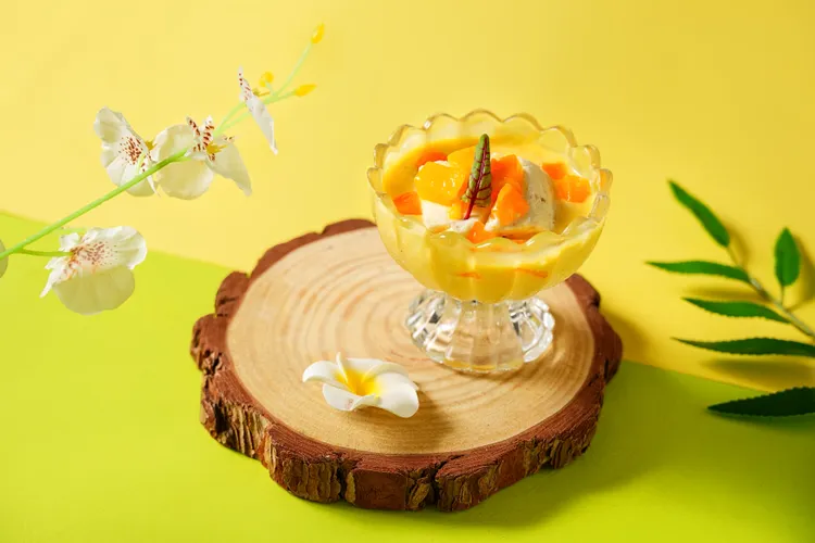 將台灣芒果入菜，製成港式夏季涼品必吃的楊枝甘露，弈夢紅樓傳承港式懷舊風情加入台灣在地元素，主廚更發揮創意加入楊枝甘露愛文冰糕，也是夏季套餐的亮點之一。業者提供