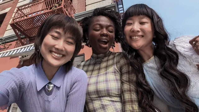 Pixel 8a完美合照－透過在裝置上運行的演算法，從一系列所拍攝的照片中，選出每個人最好看的表情並將相似照片融合，帶來一張更完美的團體照。Google官網。