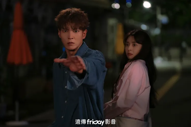 周元（左）劇中有陰陽眼，只有「安全區域」權娜拉在身邊，鬼魂才不敢靠近他。friDay影音提供