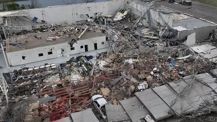 加納工業公司被龍捲風侵襲後的情況。翻攝自《KOLN》