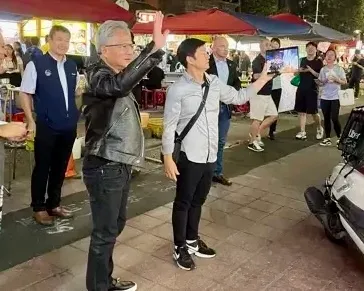 「AI教父」黃仁勳（左）親切跟民眾揮手致意，在張忠謀、林百里陪同下逛寧夏夜市。寧夏夜市觀光協會提供