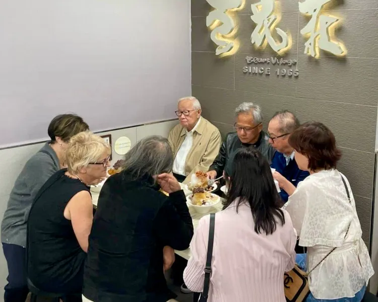 黃仁勳（中）帶著夫人，張忠謀、林百里及姚仁喜夫婦，走到「豆花莊」吃冰。讀者提供