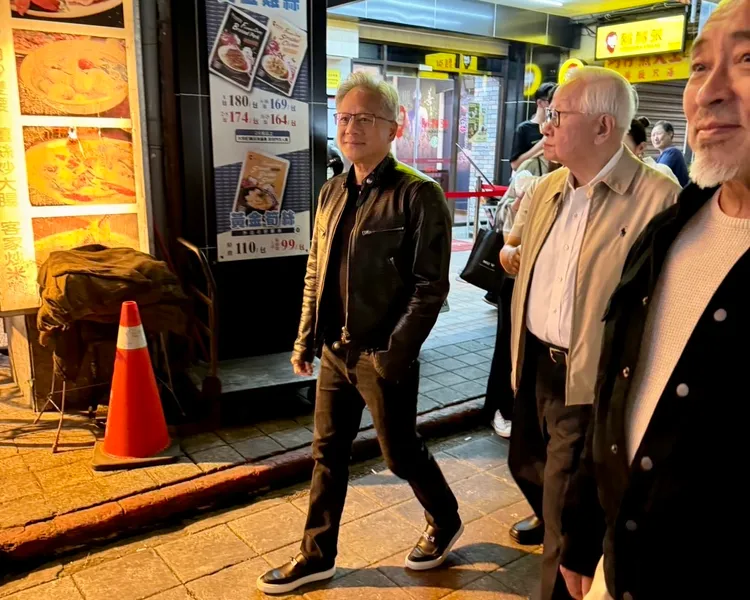 「AI教父」黃仁勳（左起）十分愜意的，與台積電創辦人張忠謀、名建築師姚仁喜逛寧夏夜市。讀者提供