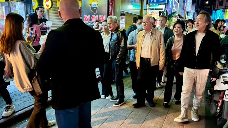 黃仁勳在張忠謀夫婦、知名建築師姚仁喜陪同下逛寧夏夜市，跟民眾合照。讀者提供