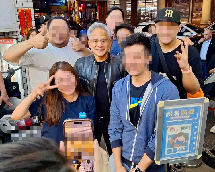 「AI教父」黃仁勳（中）大方請民眾吃豆花，並開心合影留念。讀者提供