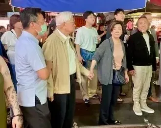 台積電創辦人張忠謀（左二）夫婦手牽手，和名建築師姚仁喜陪黃仁勳逛寧夏夜市。寧夏夜市觀光協會提供