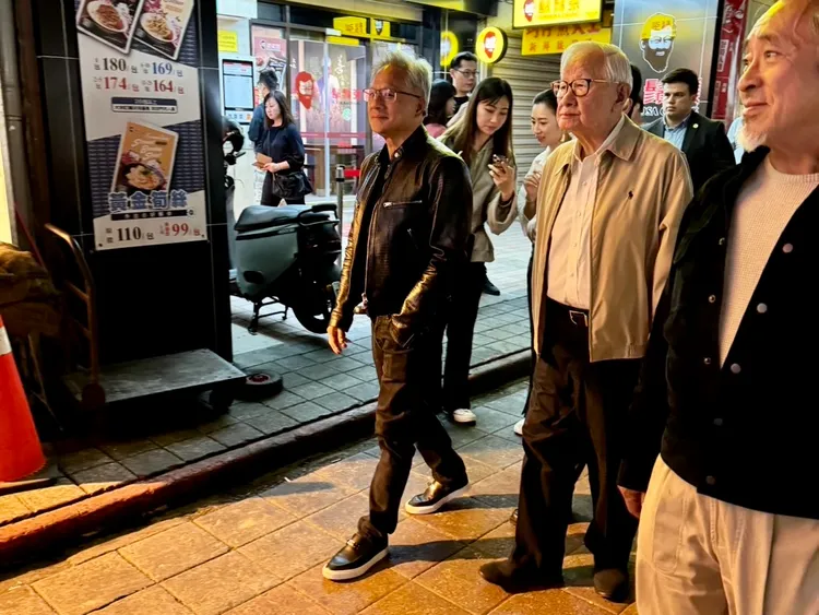 輝達創辦人暨執行長黃仁勳（左起）手插口袋，跟台積電創辦人張忠謀夫婦、名建築師姚仁喜一起逛寧夏夜市。讀者提供