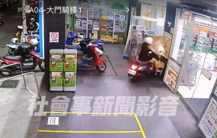 王女機車撞上藥局貨架及牆柱才停住，母子均受輕傷。民眾提供