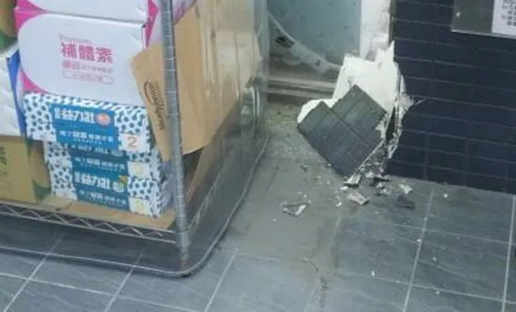 藥局牆柱被毀壞。民眾提供