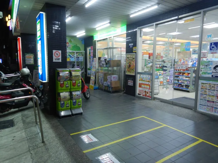 事故發生在藥局前方。民眾提供