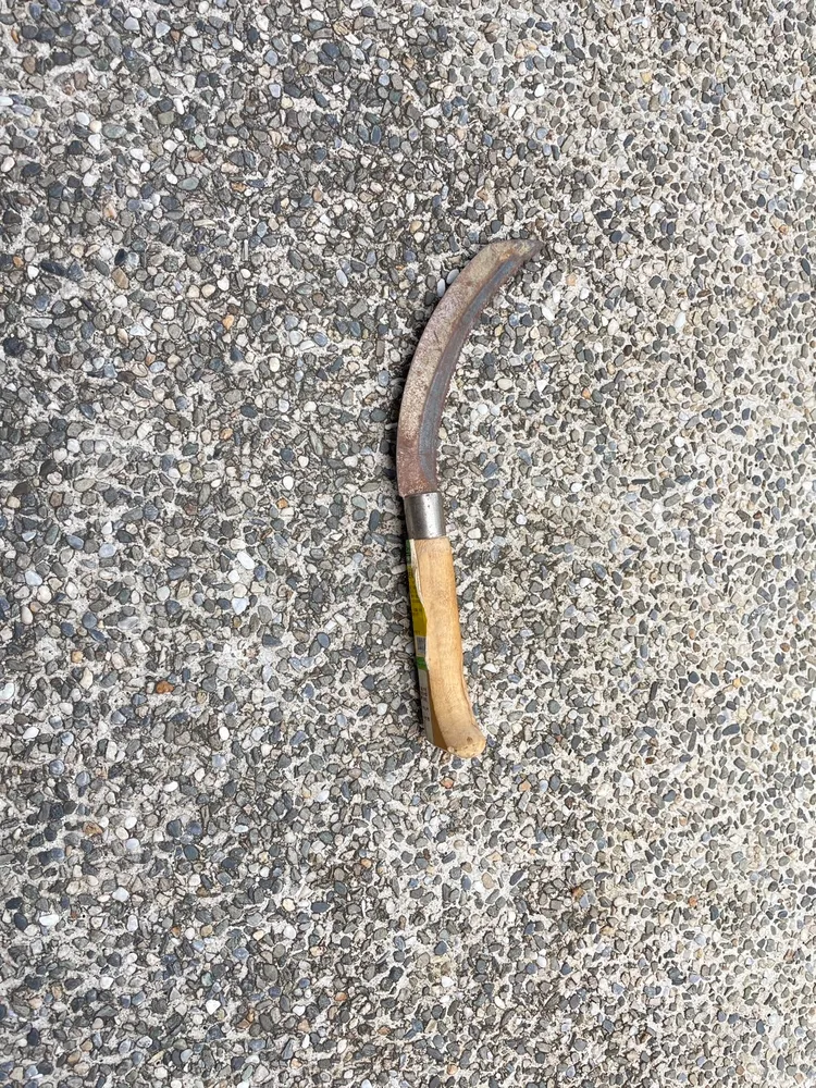 現場查扣的鐮刀。警方提供