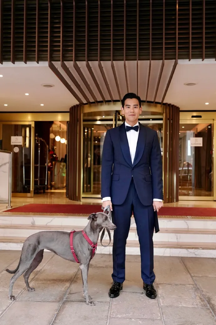 彭于晏穿著Berluti西裝和愛犬Xin合影。翻攝彭于晏工作室微博