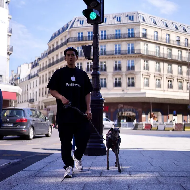 彭于晏牽著Xin在法國街頭散步。翻攝彭于晏IG