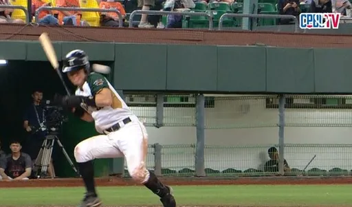 吳明鴻遭頭部觸身球擊中 台鋼雄鷹:送醫時意識清楚將住院觀察