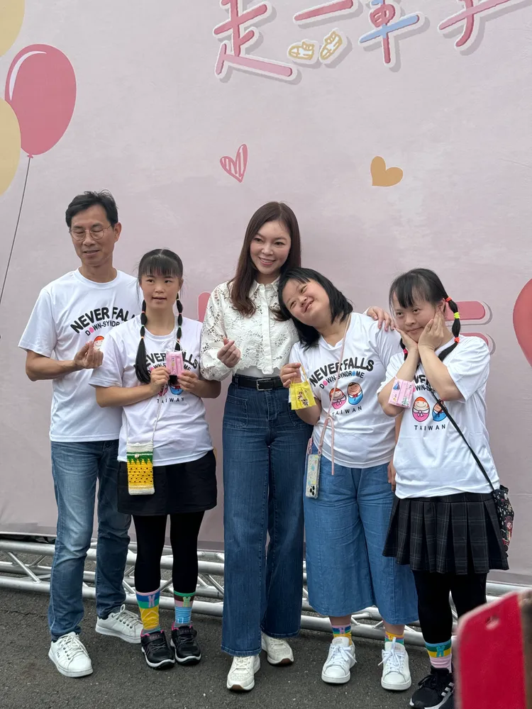 唐氏症基金會董事長林正俠（左）、永齡基金會創辦人郭台銘夫人曾馨瑩（中）暖心陪伴唐寶寶們。莊宗達攝