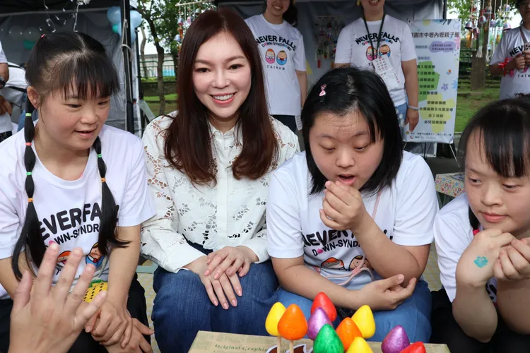 曾馨瑩（左二）與唐寶寶們一同進行闖關活動。莊宗達攝
