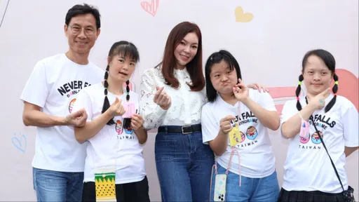 曾馨莹挺唐氏症基金会暖心伴唐宝宝 母亲节期待收女儿卡片