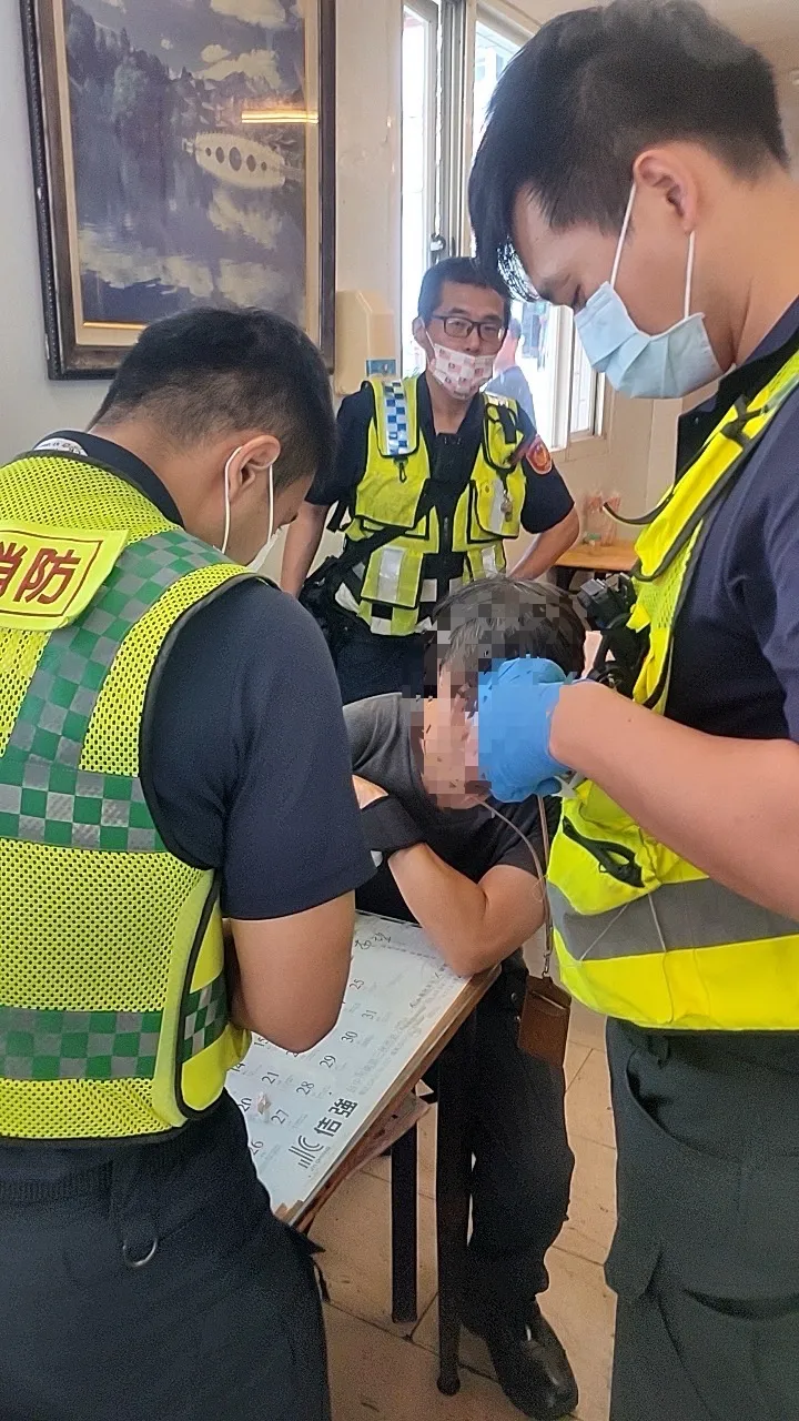 救護人員發現江男血糖過低，為他施打葡萄糖後送醫。民眾提供