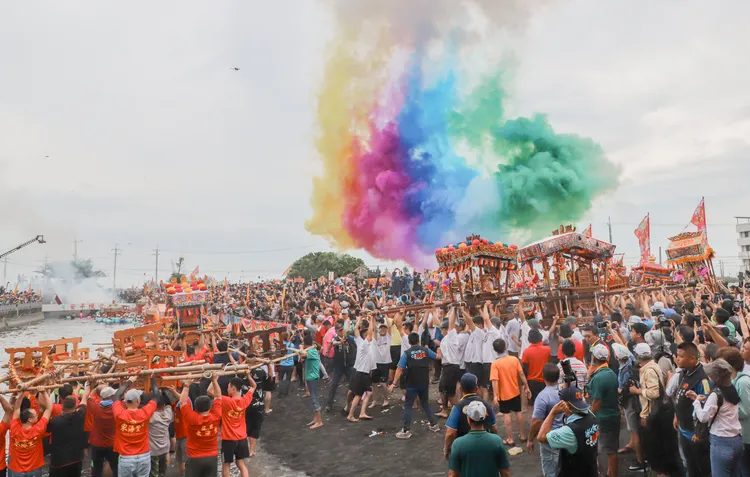 新塭嘉應廟「衝水路、迎客王」登場。縣府提供