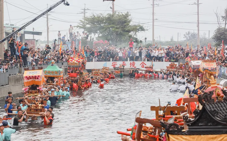 新塭嘉應廟「衝水路、迎客王」已有百年以上歷史。縣府提供